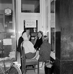 126271 Afbeelding van wachtende dames voor de deur van een stoffenzaak te Utrecht om bij de opening van de winkel als ...